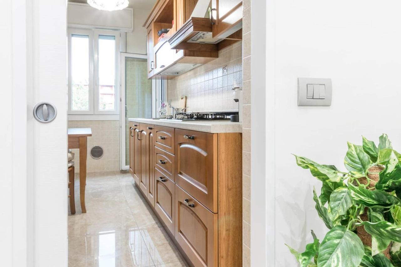 Altido Lovely Apt For 6 Located In Vibrant Gallaratese Milano Eksteriør billede