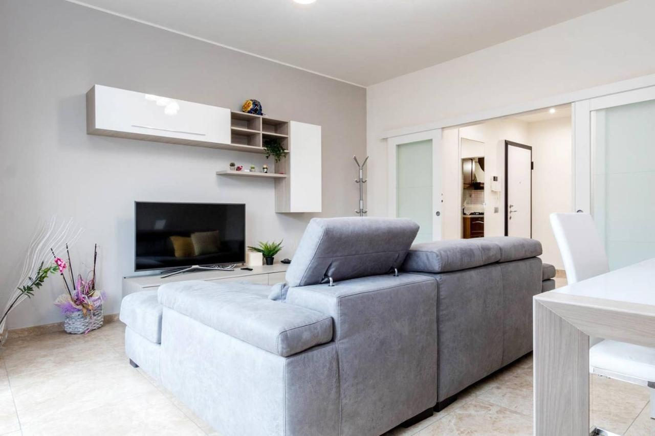 Altido Lovely Apt For 6 Located In Vibrant Gallaratese Milano Eksteriør billede